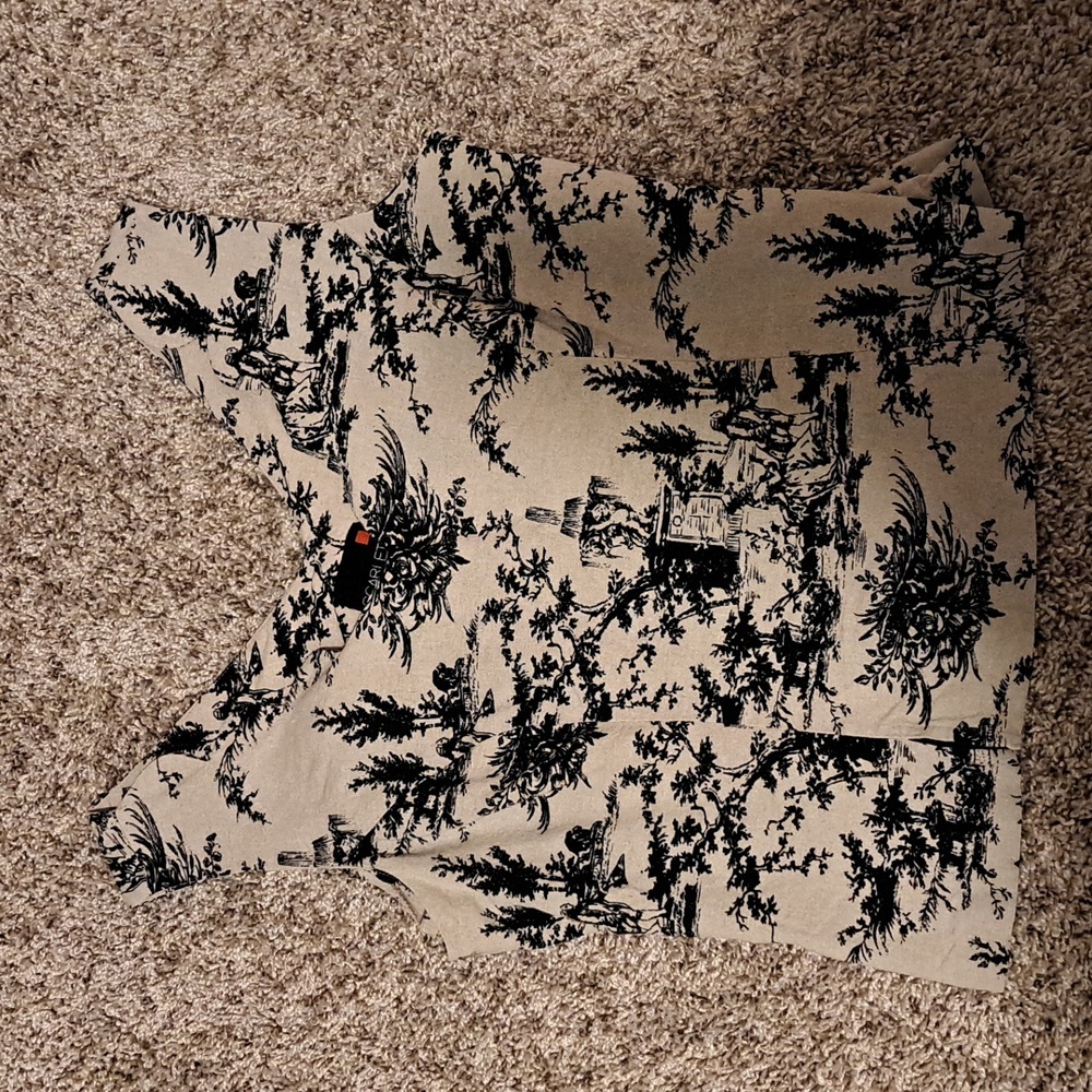 Scarlett brand side zip up black and tan toile print top- size 11/12- EUC